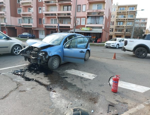 Nagy erővel ütközött össze két autó a Hímes–Stadion–Vasvári Pál utca kereszteződésében