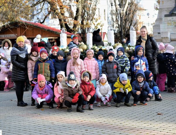 Gyerekektől volt hangos csütörtök délelőtt a Kossuth tér, ünnepi díszbe öltözött a Kis karácsonyi sétány