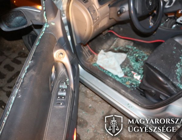 Vádemelés a „Piros-ház parkolójában gépkocsikat rongáló férfi ellen 