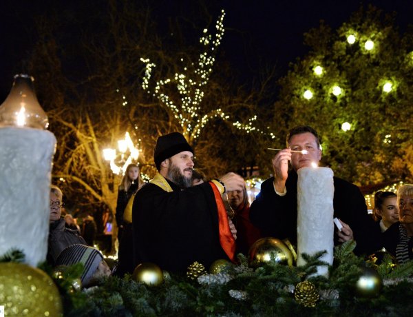 Meggyújtották a második gyertyát – Már a Mikulás is várja a gyerekeket a Kossuth téren