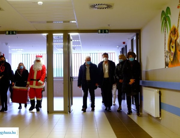 A Jósa András Kórház gyermekosztályán fekvőkhöz is megérkezett a Mikulás