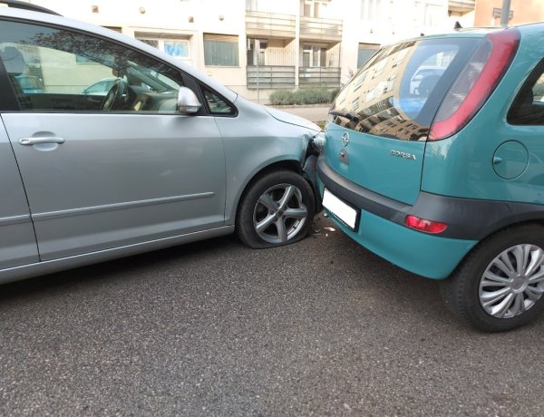 Vasárnap az Arany János utcán ütközött két személyautó.