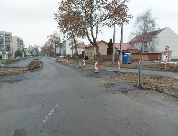 A Szarvas utcán hétfőn déltől megszűnt a jelzőlámpás irányítás