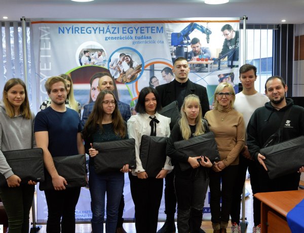 Laptop a hallgatóknak – A Nyíregyházi Egyetem kiosztotta az első évesek számára az eszközöket
