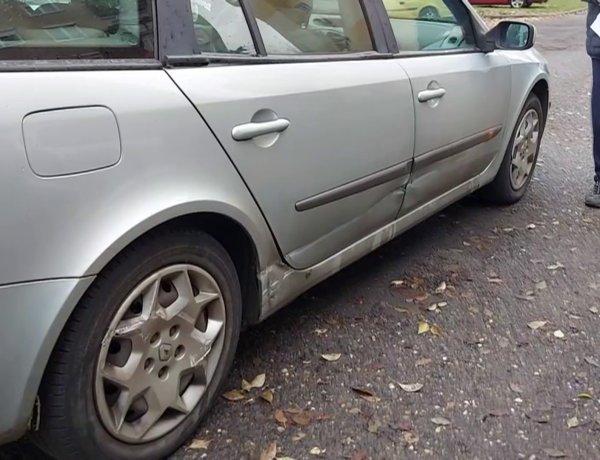 Parkolóból állt ki egy autós a Fazekas János téren, amikor nekiment egy másik járműnek