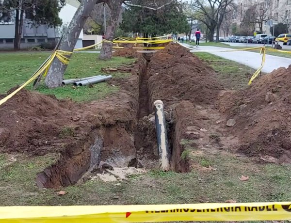 Erősáramú kábelt helyeznek el a Sarkantyú és a Kossuth utcán