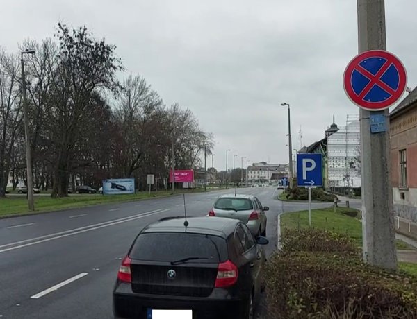 Az útfelújítás után visszarakták a megállni tilos táblát a Hunyadi utcán, a Tavasz utcai kereszteződés közelében
