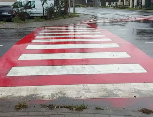 Pirosra festettek és így még figyelemfelkeltőbbé tettek egy zebrát Sóstóhegy belterületén