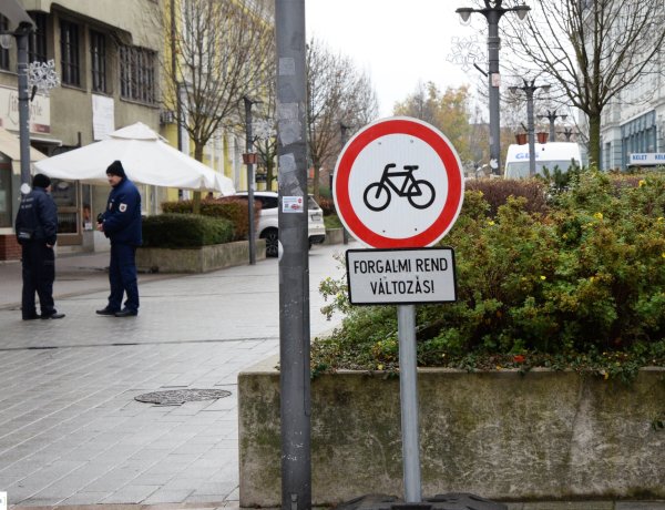 Kerékpárral tilos behajtani a Kossuth térre – Ideiglenes forgalmirend-változás a belvárosban