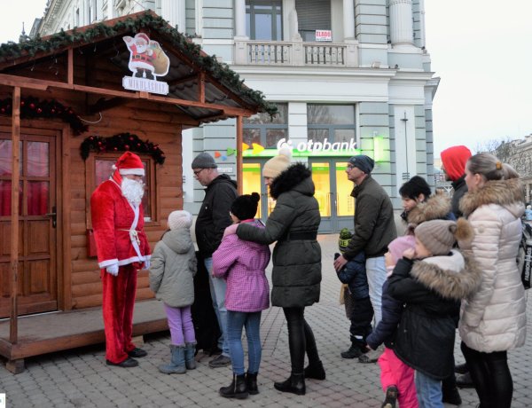Egész héten várja a gyerekeket a Mikulás a Kossuth téren