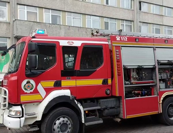 Füstjelzés miatt érkeztek a kórházhoz a tűzoltók
