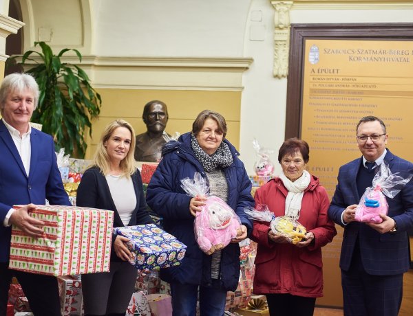 Kormányhivatali adomány a nagycsaládoknak és a megyében és Kárpátalján élő nehézsorsú gyermekeknek 