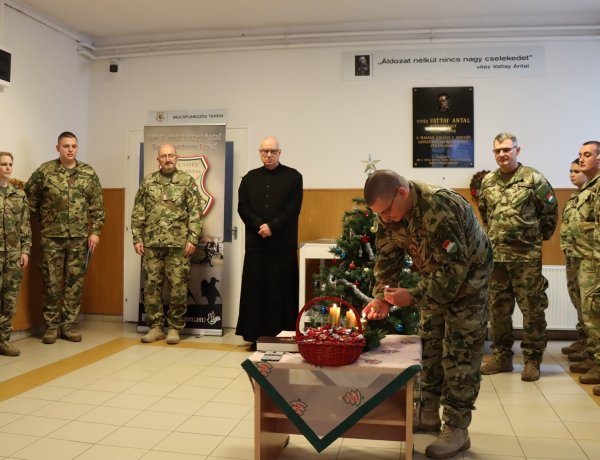 Fellobbant a harmadik gyertya lángja a Damjanich laktanyában