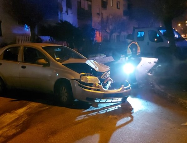 Egy kisteherautó és egy személyautó ütközött a Kiss Ernő utcánál 