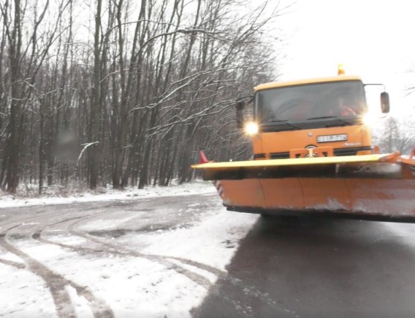Elő a téligumikkal – hófúvásra és téliesebb útviszonyokra figyelmeztet a hétvégén a Magyar Közút