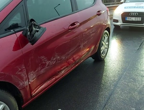 Szabálytalanul váltott sávot egy kamion a Debreceni úti felüljárón