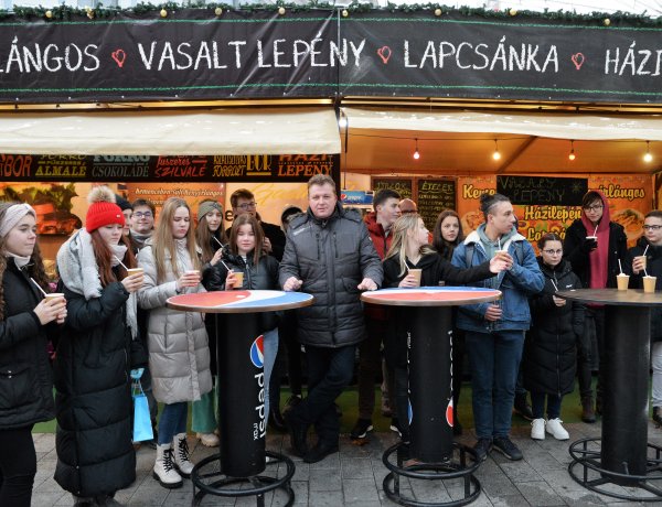 Forró csokizás a forgatagban – alpolgármesteri meghívás a diákvezetőknek