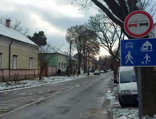 Lakó-pihenő övezet tábla jelzi, hogy a Nádor utca nem átjáró szakasz