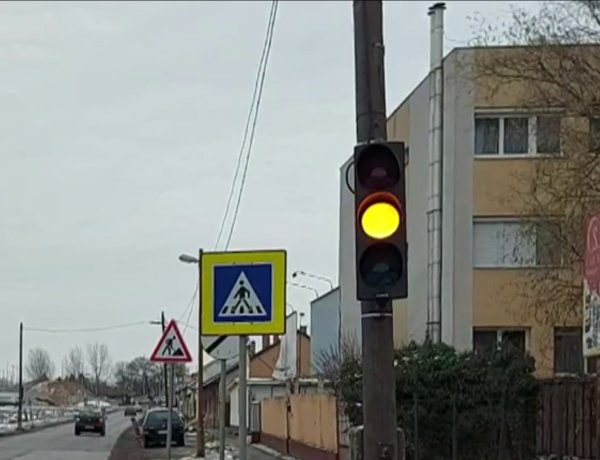 Veszélyre hívja fel a figyelmet a sárgán villogó jelzőlámpa a Móricz Zsigmond és Szarvas utcai csomópontnál