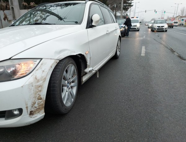 Hármas karambol történt a Debreceni úton