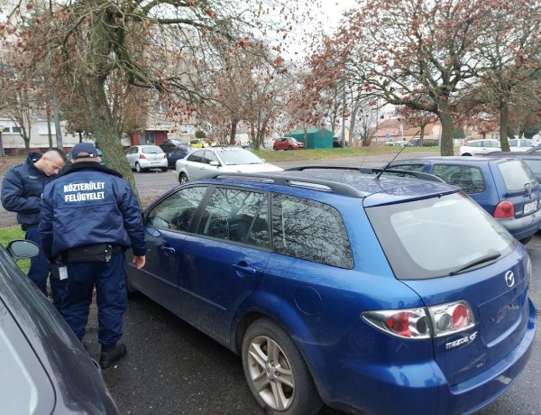 Rendszám nélküli autót szállították el a Szalag utcán