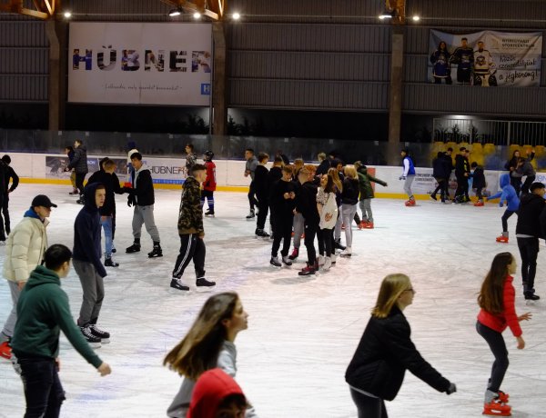 Tovább lesz nyitva a Városi Jégpálya