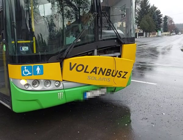 A Derkovits utcánál egy autóbusz és egy személyautó ütközött