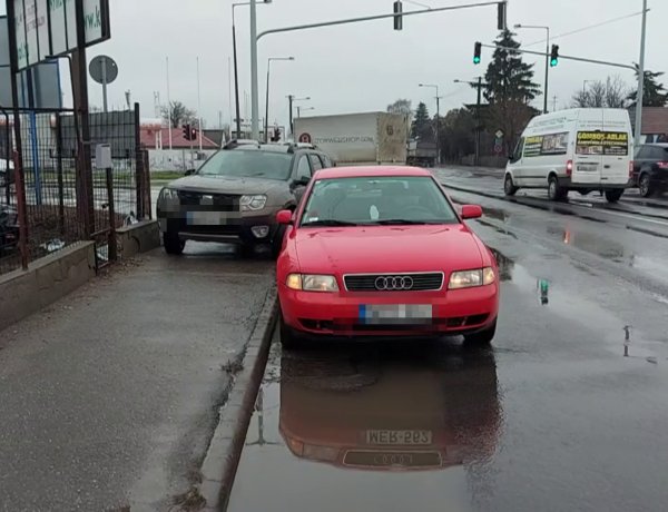 A Tünde utcánál ütközött két személyautó