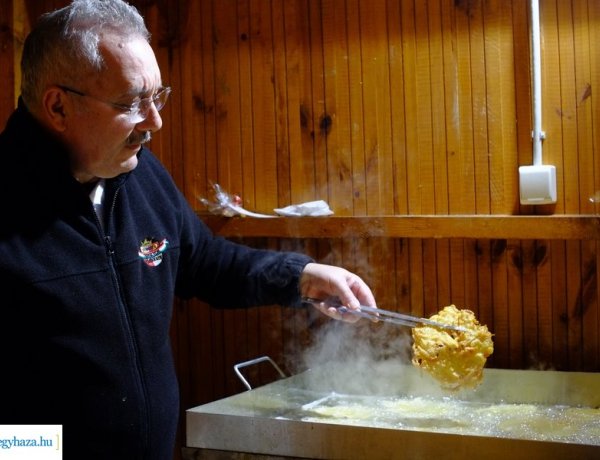 Lapcsánkával kínálták a sétálókat – Hosszú sorokban álltak az önkormányzat standja előtt