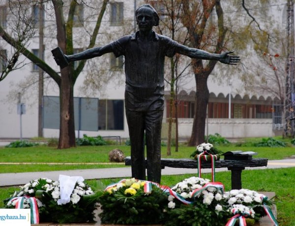 98 éve született Váci Mihály – A költőre emlékeztek pénteken, Nyíregyházán