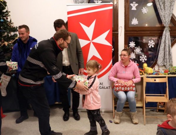 Tizenegyezer ajándékcsomagot osztott ki gyerekeknek a Máltai Szeretetszolgálat