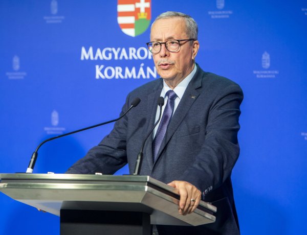 Bakondi: Csaknem 265 ezer határsértőt fogtak el eddig az idén