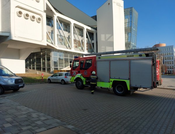 A tűzoltók füstjelző riasztására érkeztek a VMKK-ba hétfő délután