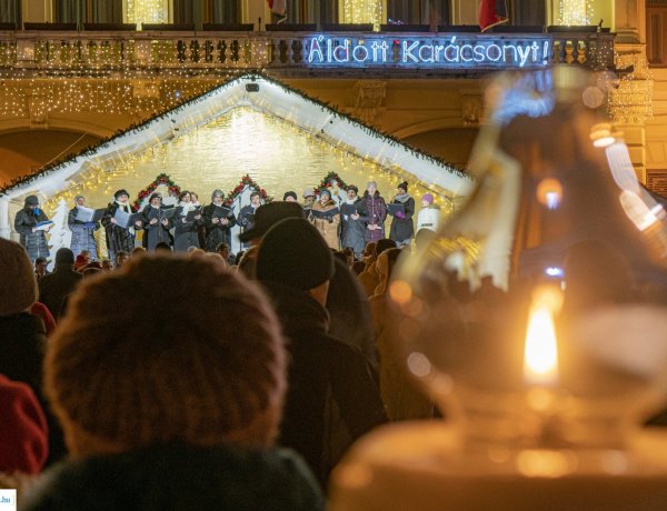 Meggyújtották a negyedik gyertyát – Már a szeretet lángja is lobog a Kossuth téren