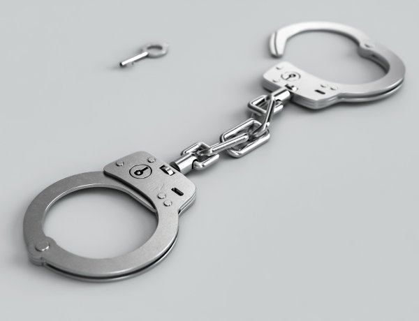 Két nő rabolta ki ismerősét egy beváráslóközpont előtt,  mindkettőjüket letartóztatta a bíróság