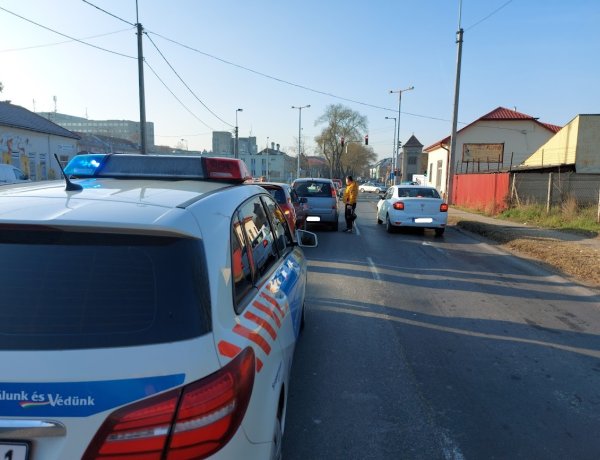 Két személyautó ütközött az Orosi úton