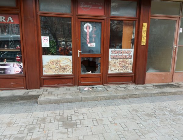 Keddre virradóra a Széchenyi utca egyik üzletének bejárati ajtaját törték be idegenek