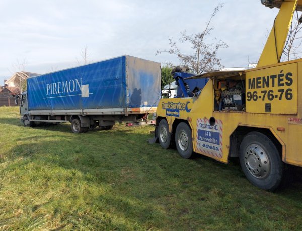 Több teherautó is elakadt kedden a Mikecz Kálmán utca végénél, áruszállítás közben