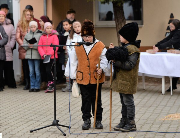Advent – Műsorral készültek a Szabó Lőrinc ökoiskola tanulói