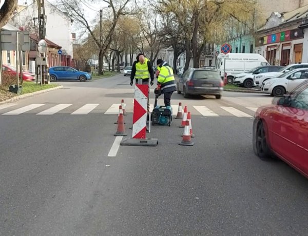 Az okoszebrák karbantartását végzik a város több pontján