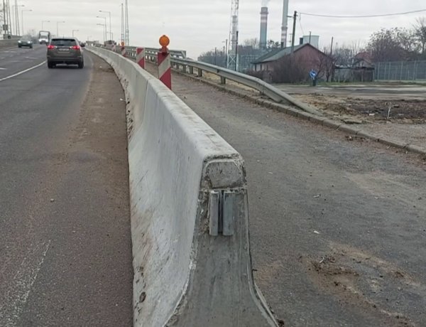 Biztonságos munkálatok: a Tiszavasvári úti felüljárón vasbeton elemeket szereltek az út szélére