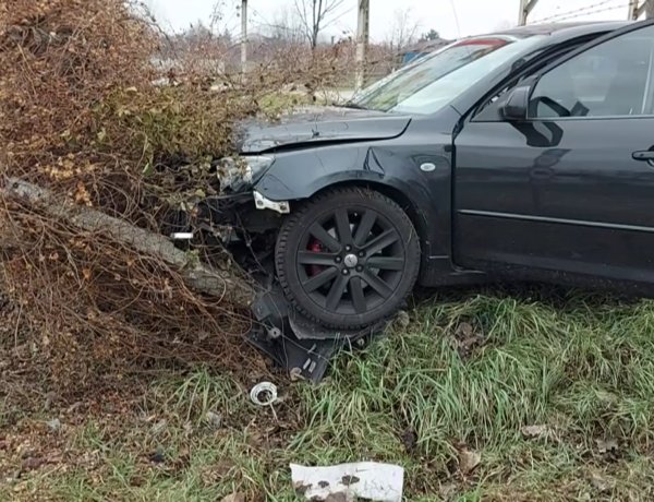 Baleset történt a Tünde utcán