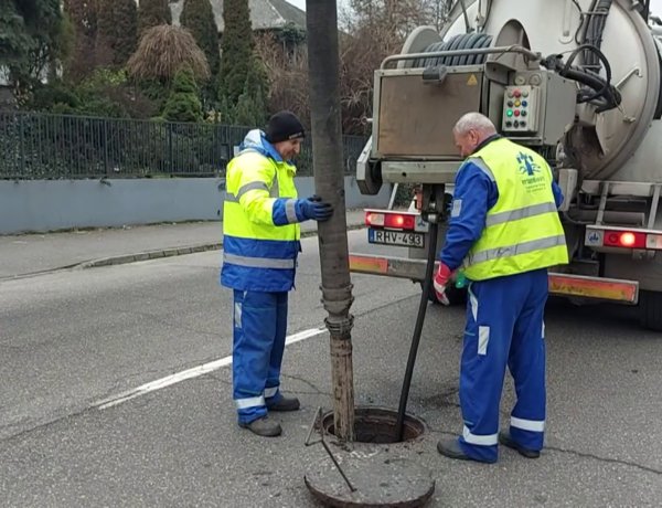A Nyírségvíz az Ószőlő utcánál a szennyvízvezetékek átjárhatóságát végzi