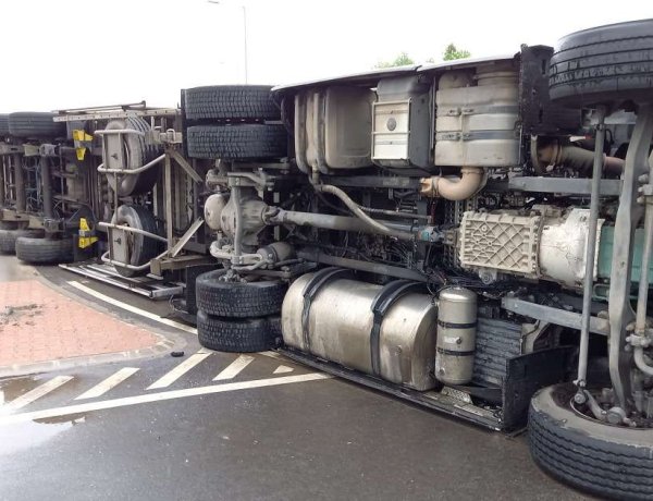 Oldalára borult egy kamion, félpályán halad a forgalom