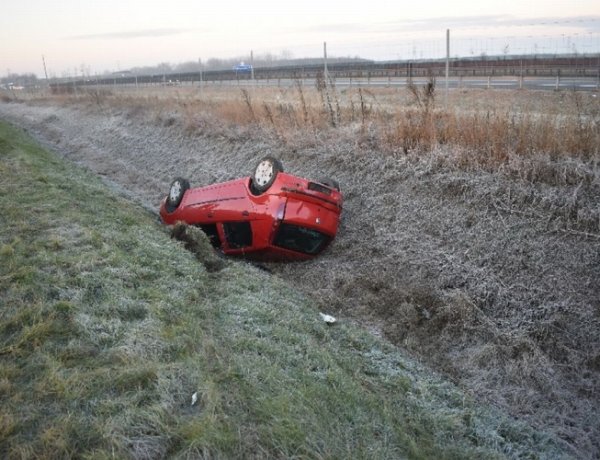 Kisbusz és személyautó ütközött, teljes útlezárás