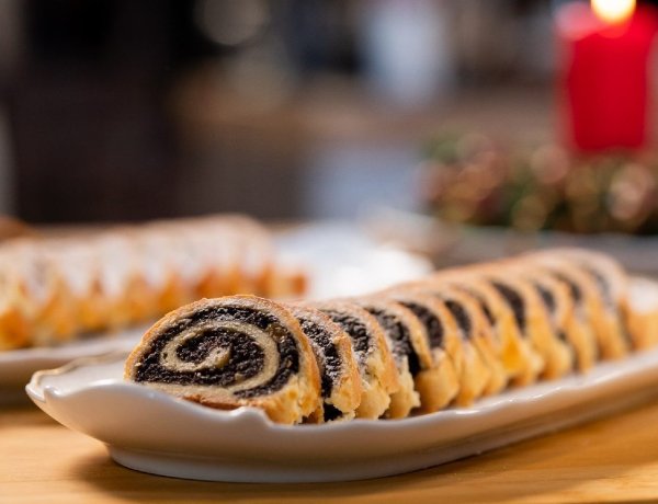 Piros abrosz, halászlé, mákos bejgli – nem véletlen, hogy mi kerül az ünnepi asztalra