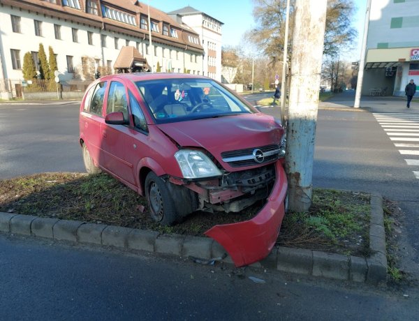 Elvétette a kanyarodás ívét és villanyoszlopnak ütközött egy jármű a Sóstói úton