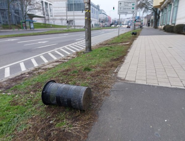Szemeteseket rongáltak a  Kodály Zoltán Általános Iskola előtt