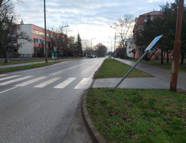 Felrohant a járdára személygépkocsi és kidöntött egy KRESZ táblát a Csaló közben