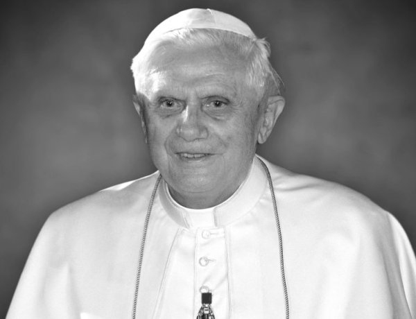 Elhunyt XVI. Benedek nyugalmazott pápa